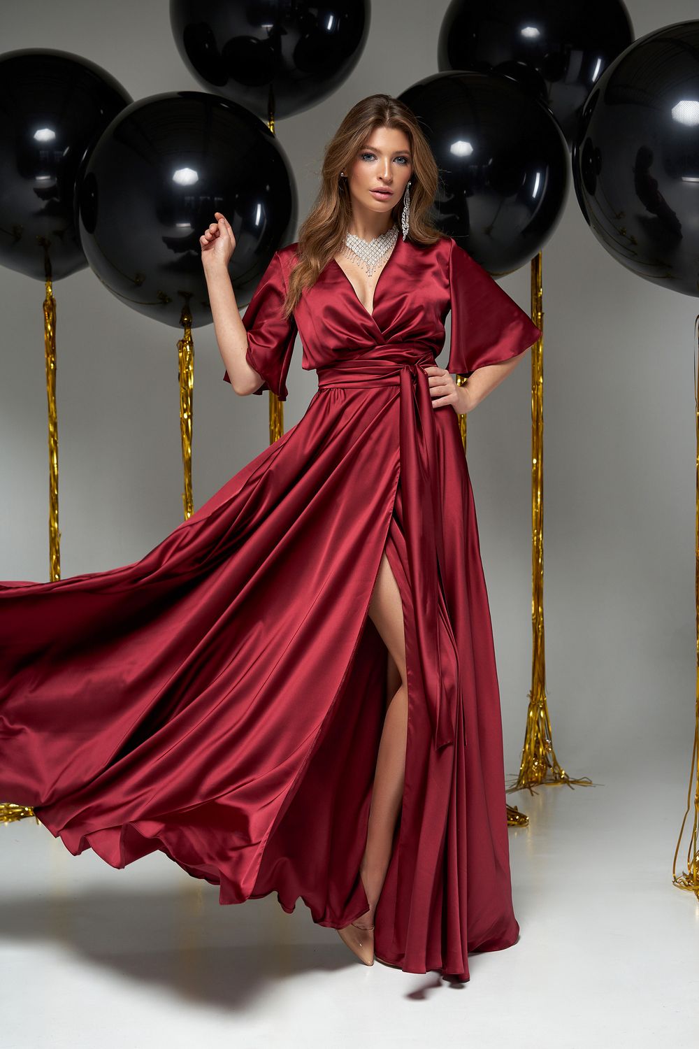 Шовкове вечірнє плаття в пол з розрізом бордове - фото