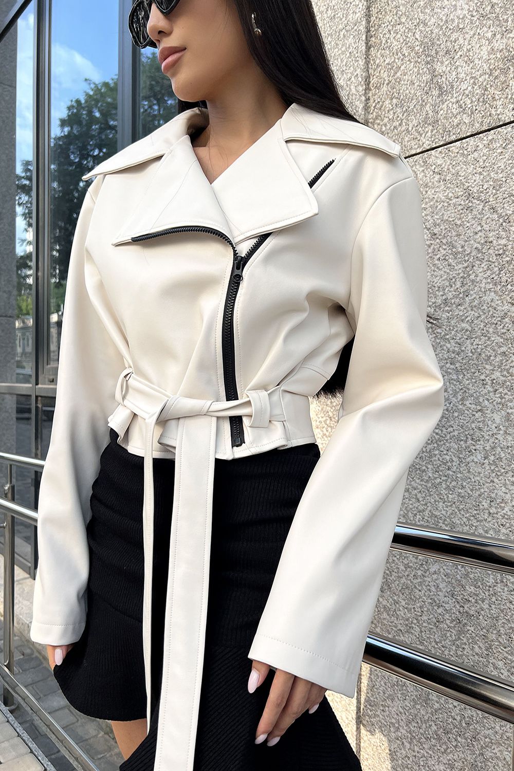 Коротка куртка-косуха з еко-шкіри молочного кольору - фото