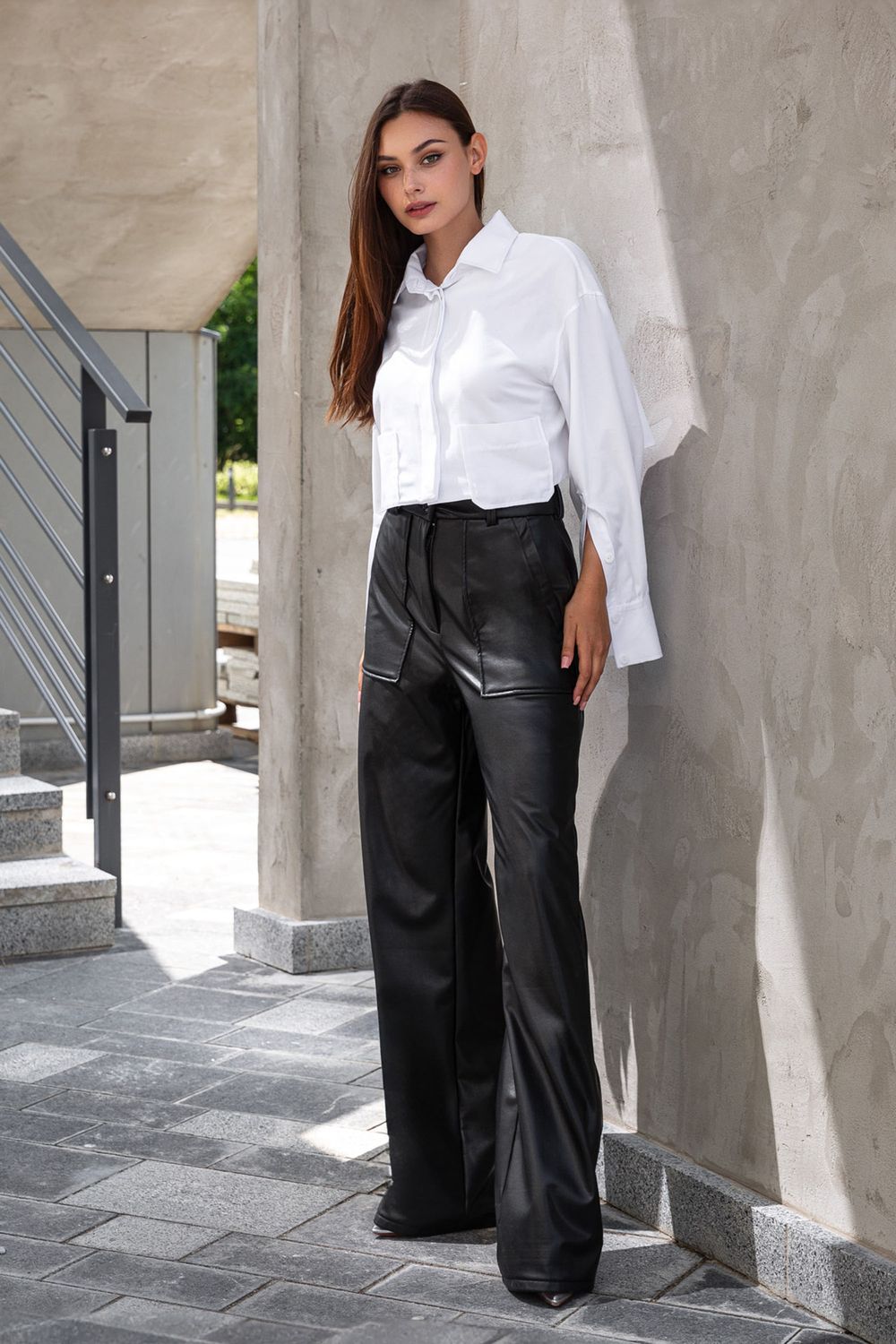 Чорні жіночі брюки-палаццо з еко-шкіри - фото