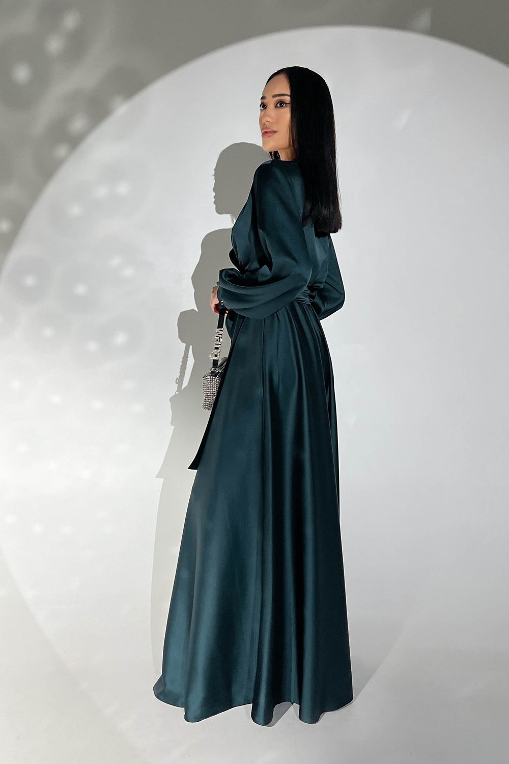 Елегантна вечірня сукня з шовку ізумрудного кольору - фото
