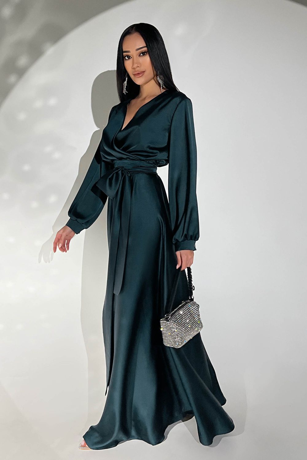 Элегантное вечернее платье из шелка изумрудного цвета - фото
