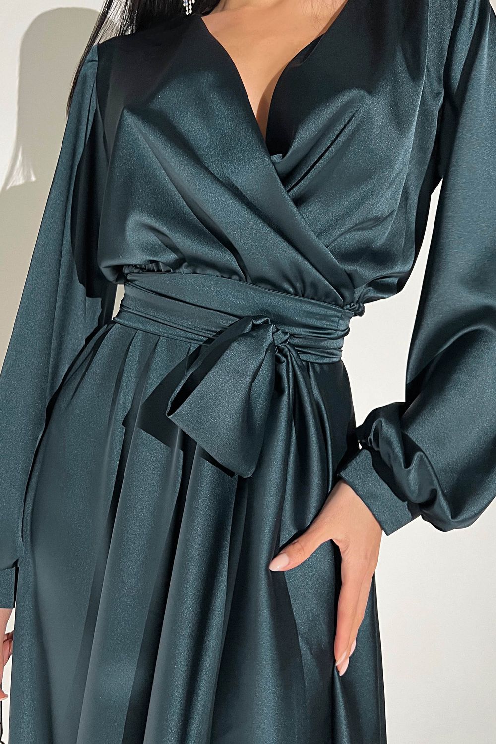 Елегантна вечірня сукня з шовку ізумрудного кольору - фото