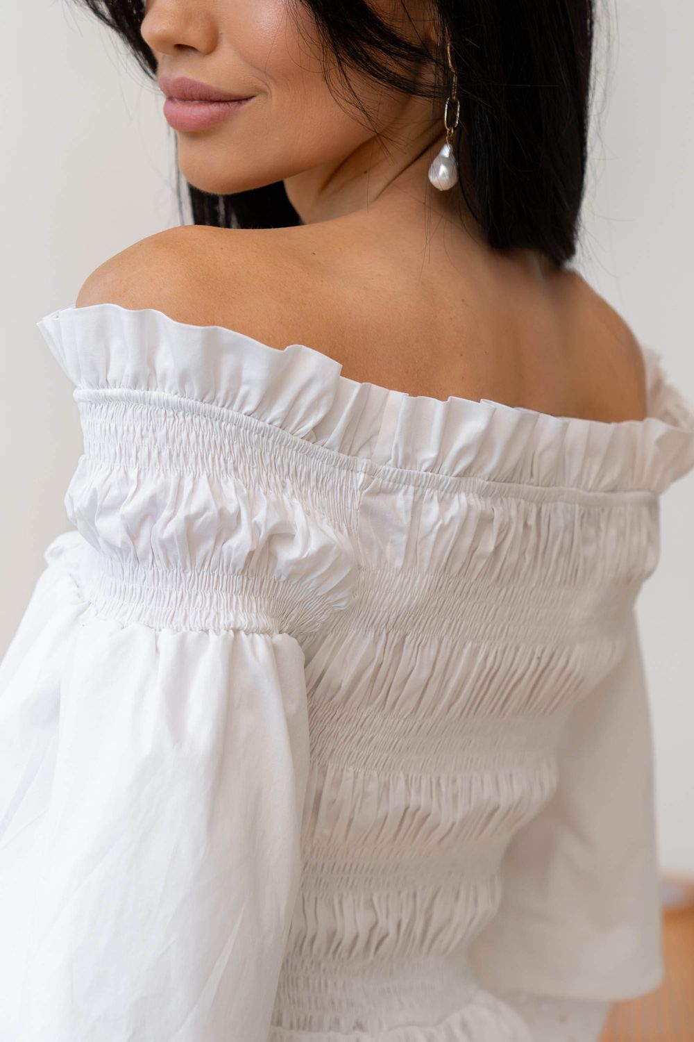 Нарядне літнє плаття з відкритими плечима - фото
