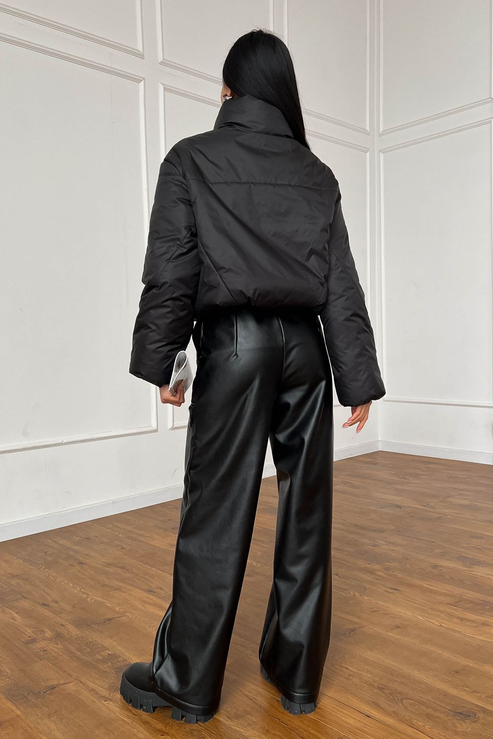Весняна куртка жіноча чорного кольору - фото