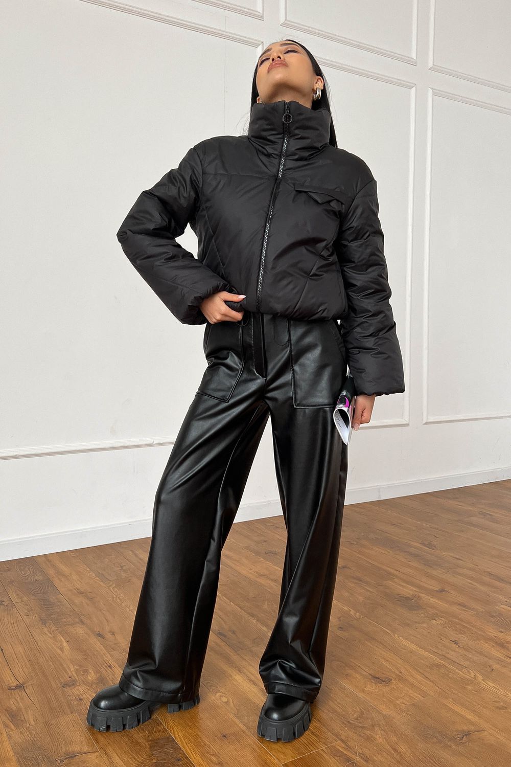 Весняна куртка жіноча чорного кольору - фото