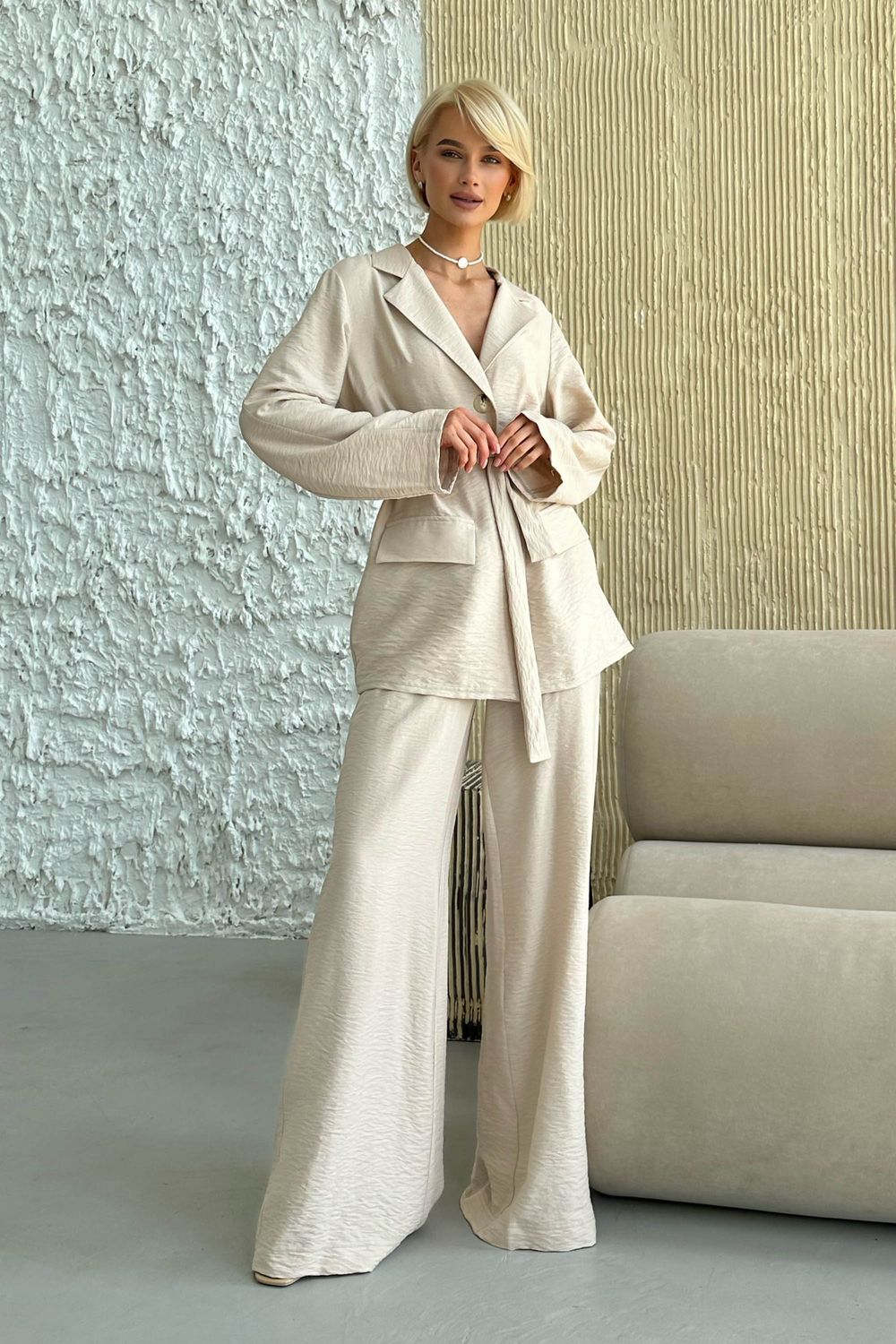 Жіночий брючний костюм з льону бежевого кольору - фото