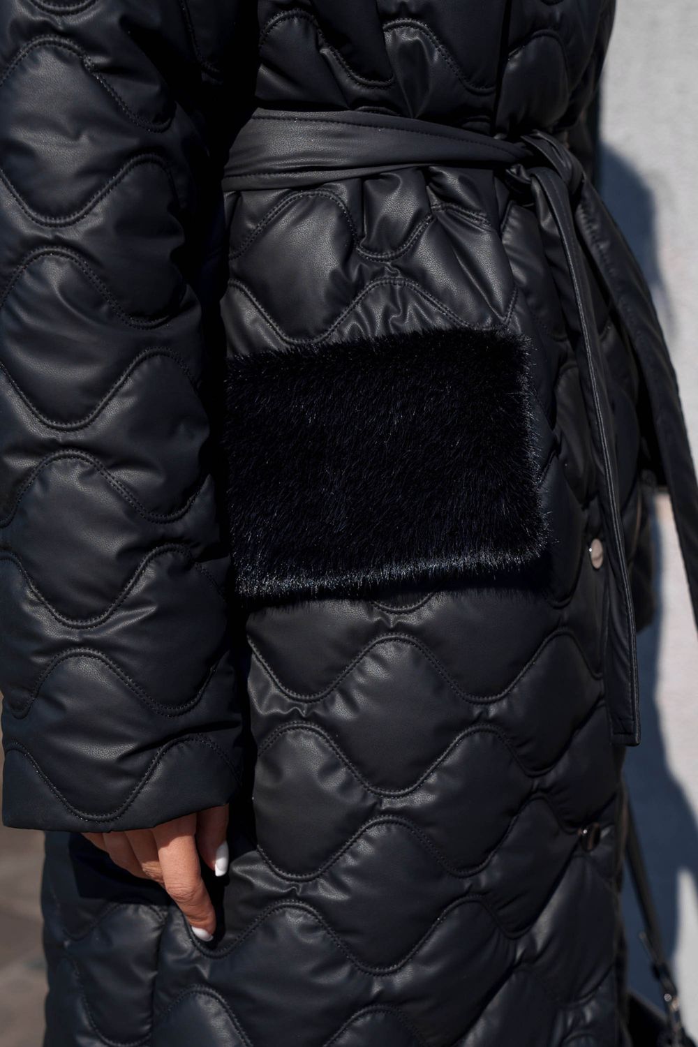 Зимове стьобане пальто чорного кольору з хутром - фото