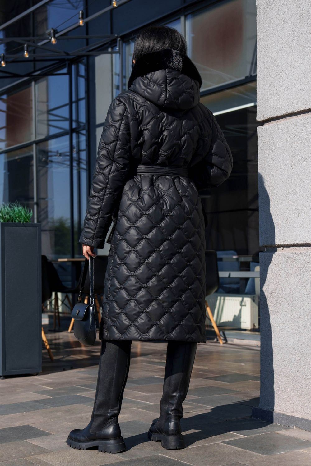 Зимнее стеганое пальто черного цвета с мехом - фото