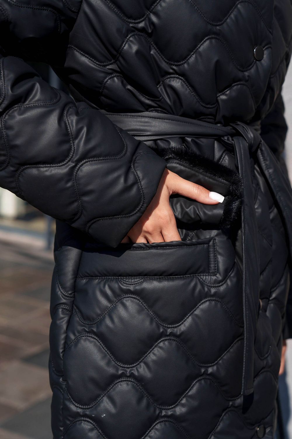 Зимнее стеганое пальто черного цвета с мехом - фото