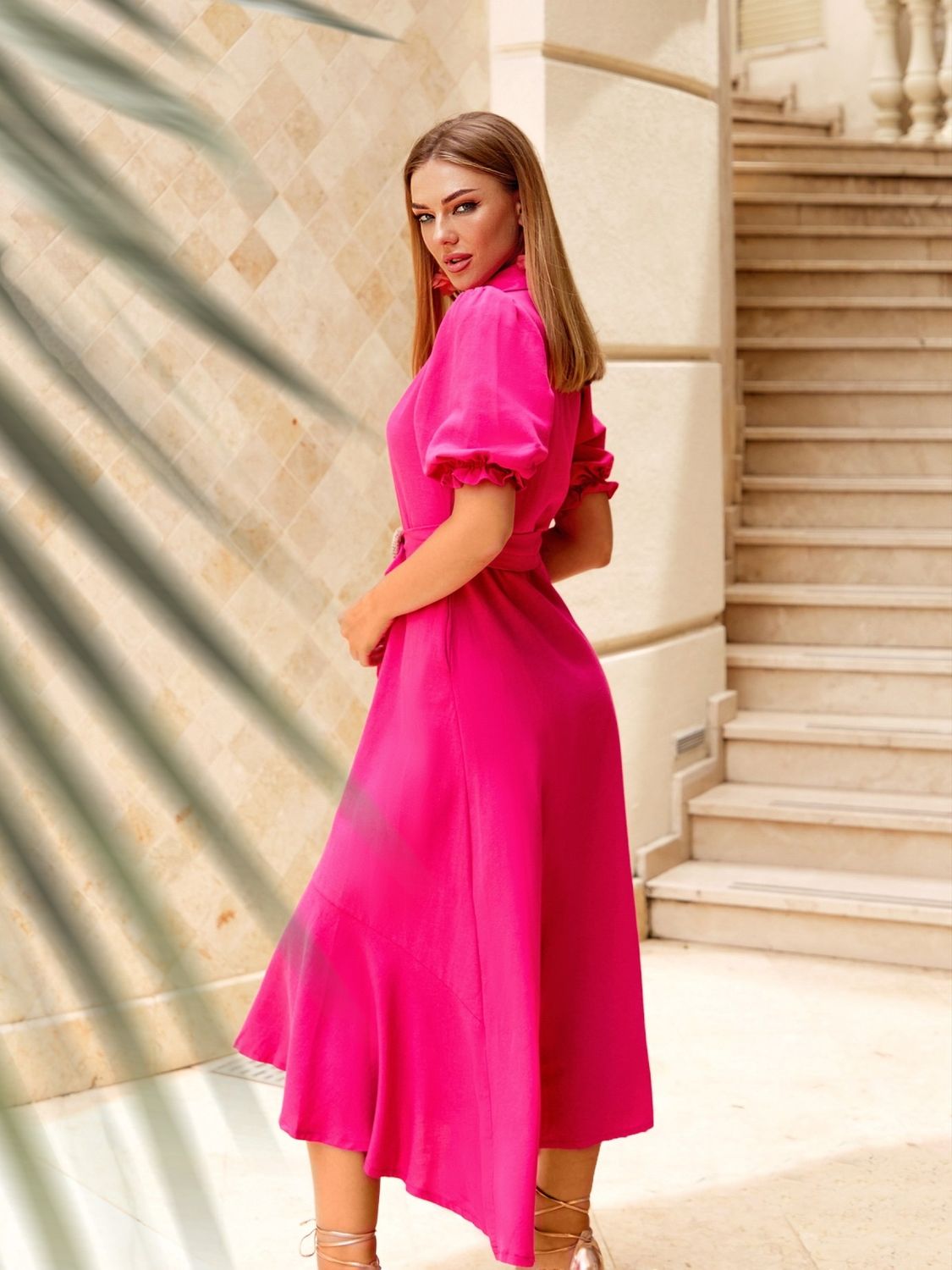 Летнее платье рубашка розового цвета - фото