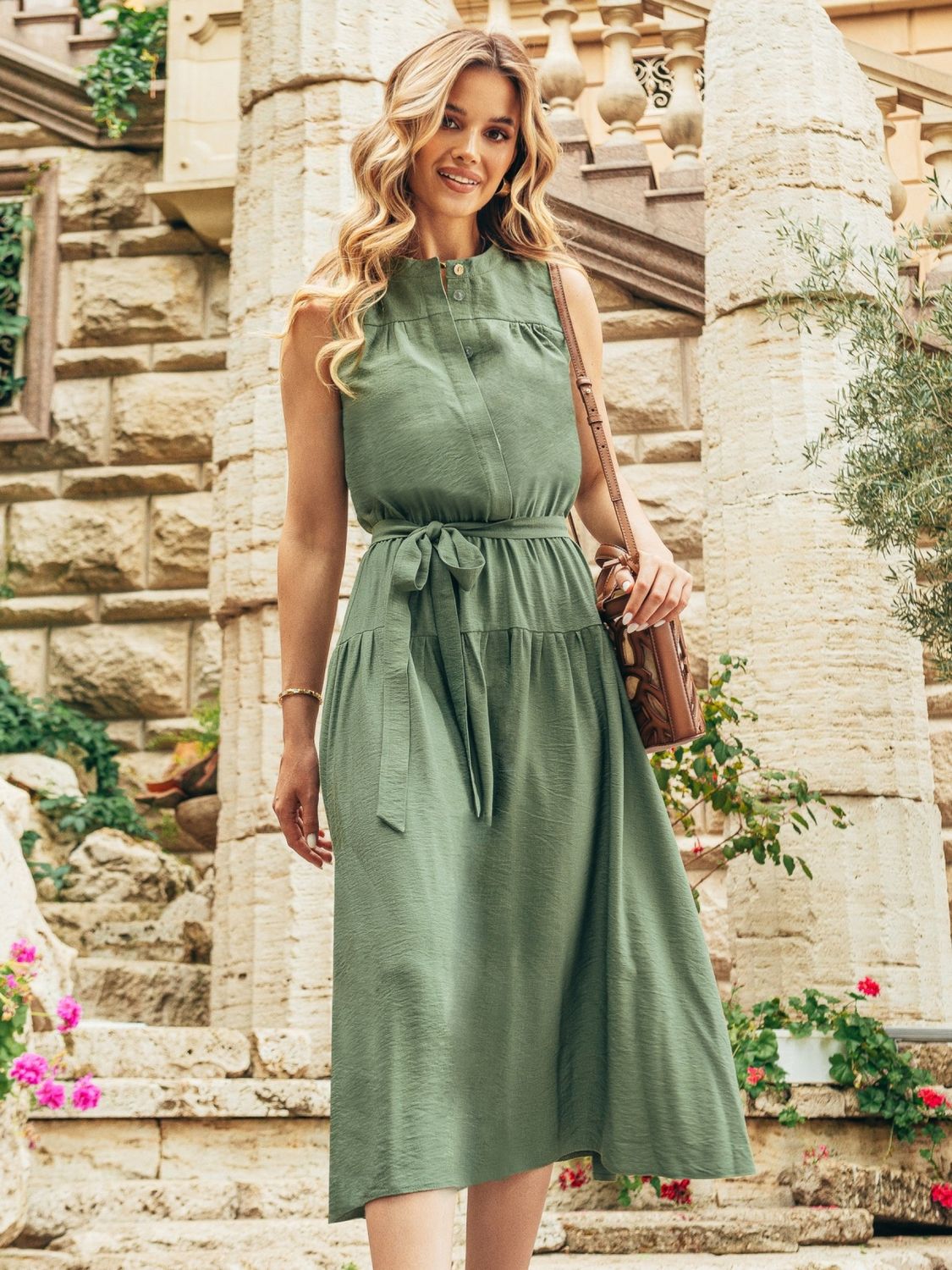 Льняна сукня-міді без рукавів кольору хакі - фото