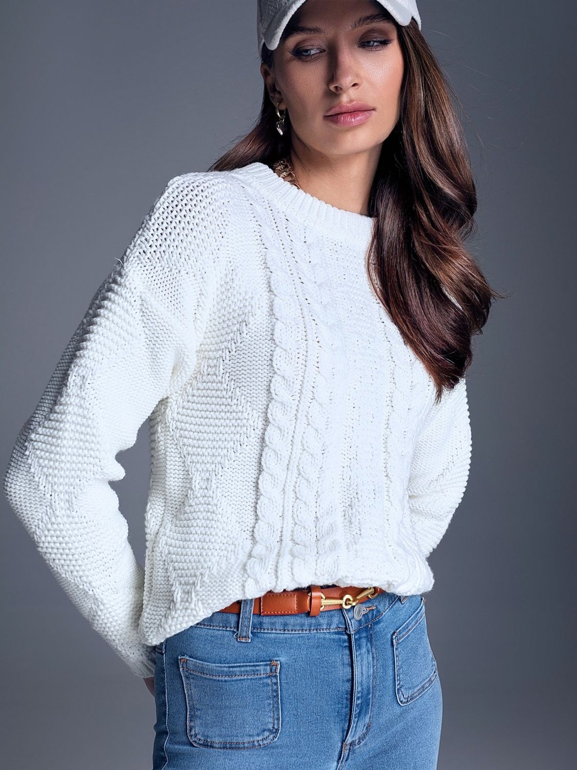 Стильный вязаный свитер белого цвета с "косами" - фото