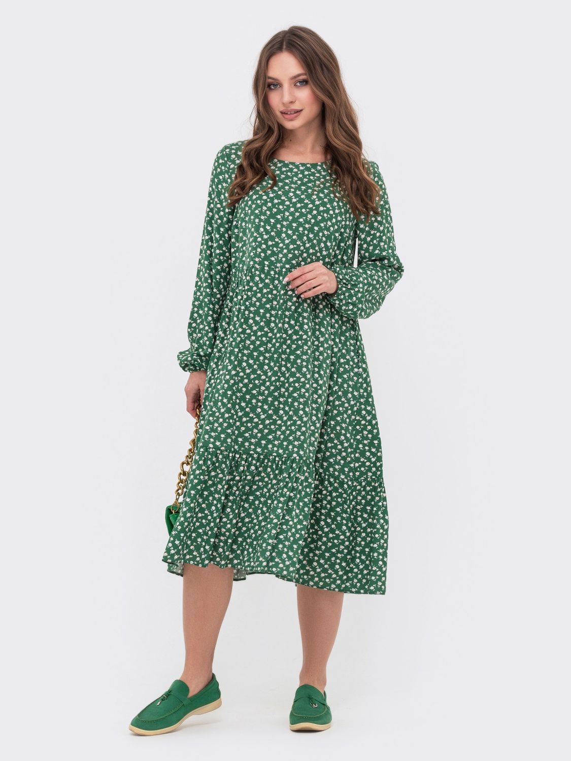 Весеннее платье свободного кроя с воланом зеленое - фото