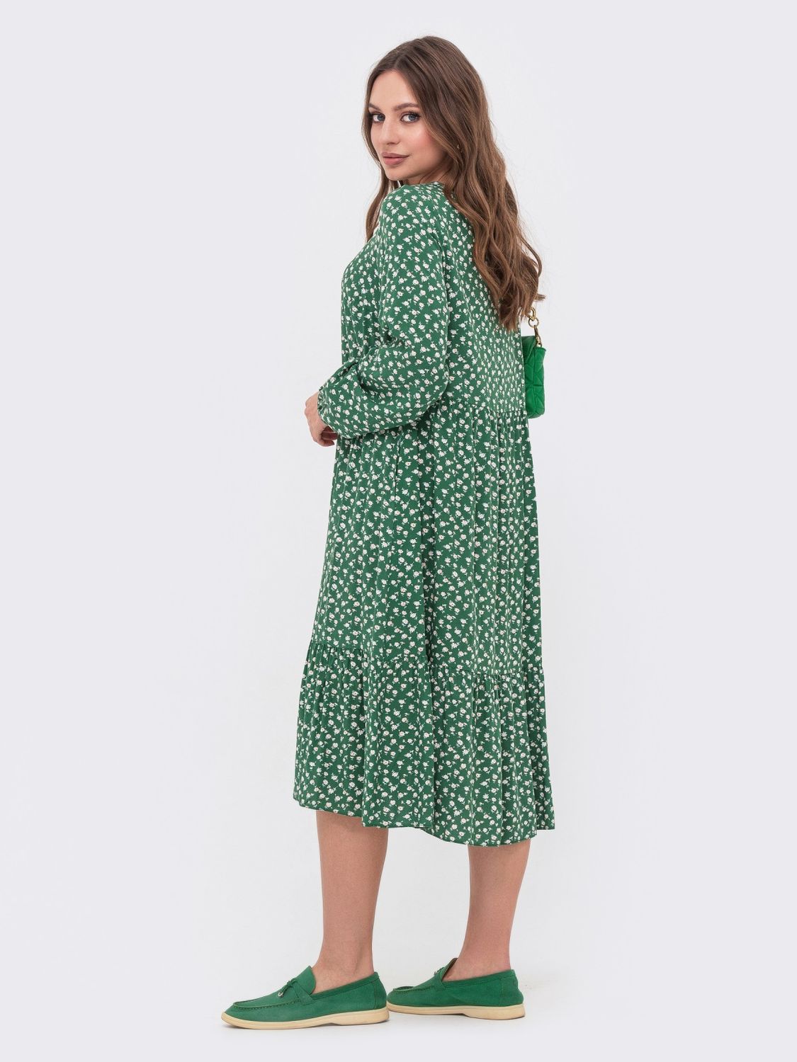 Весеннее платье свободного кроя с воланом зеленое - фото