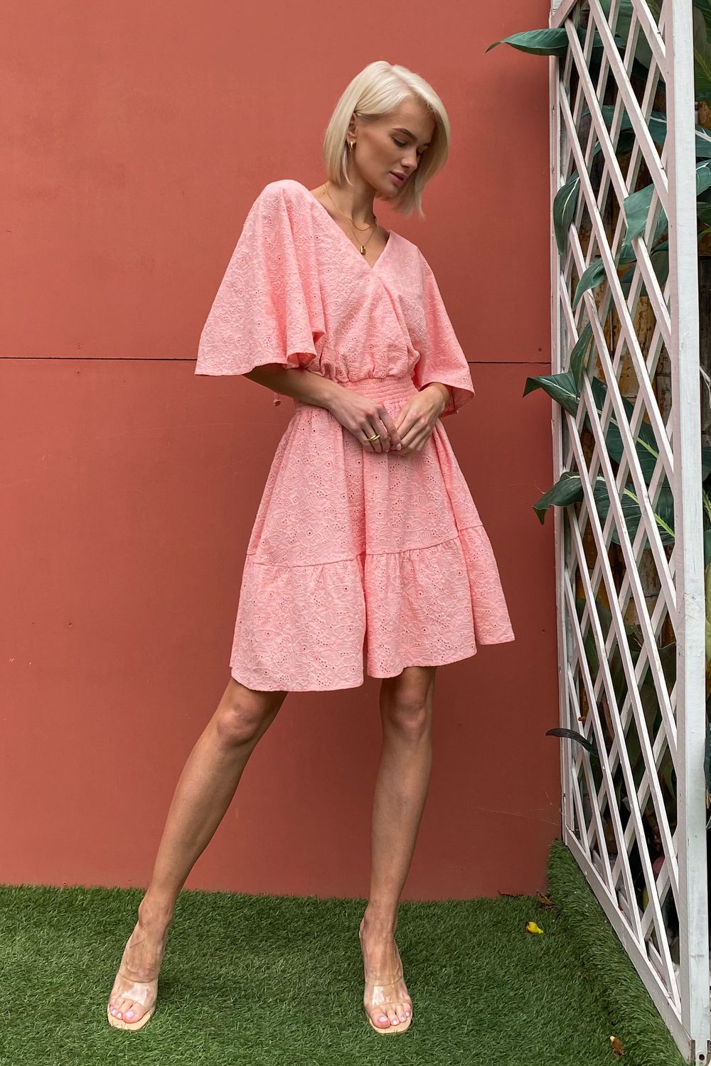 Легка літня сукня з бавовни персикового кольору - фото