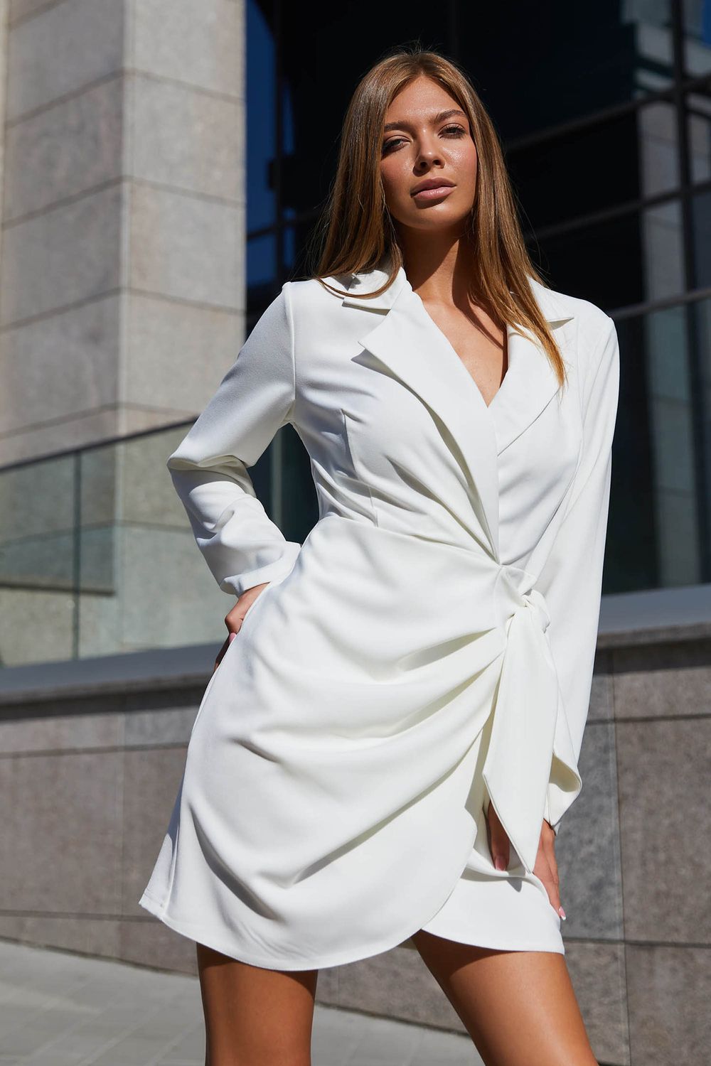 Элегантное платье пиджак белого цвета - фото