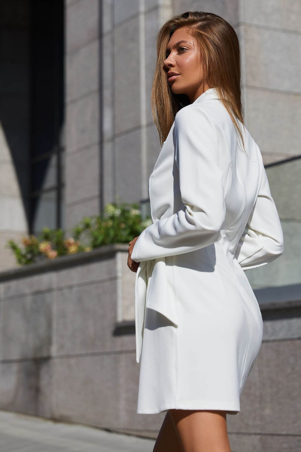 Элегантное платье пиджак белого цвета - фото