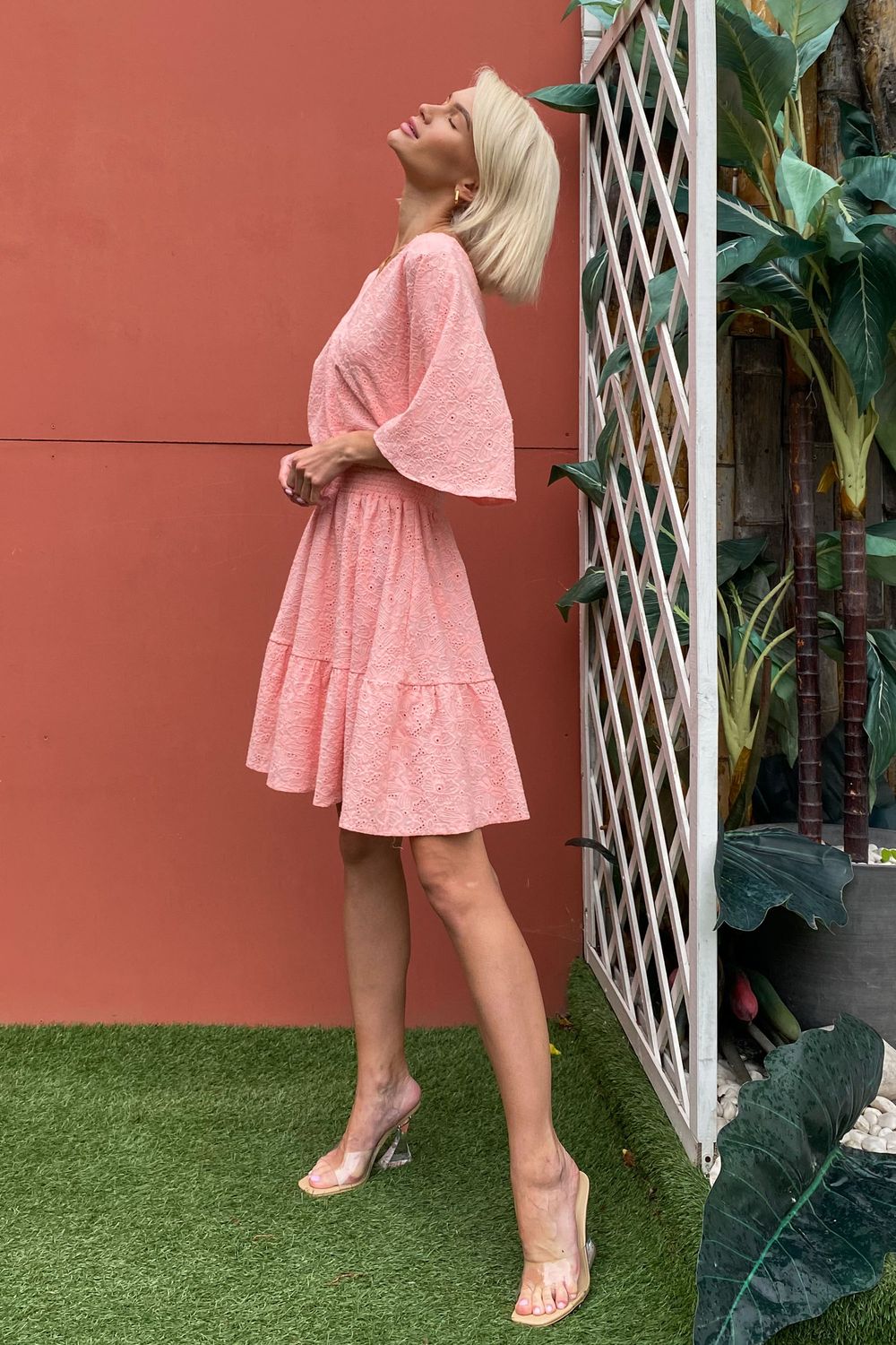 Легка літня сукня з бавовни персикового кольору - фото