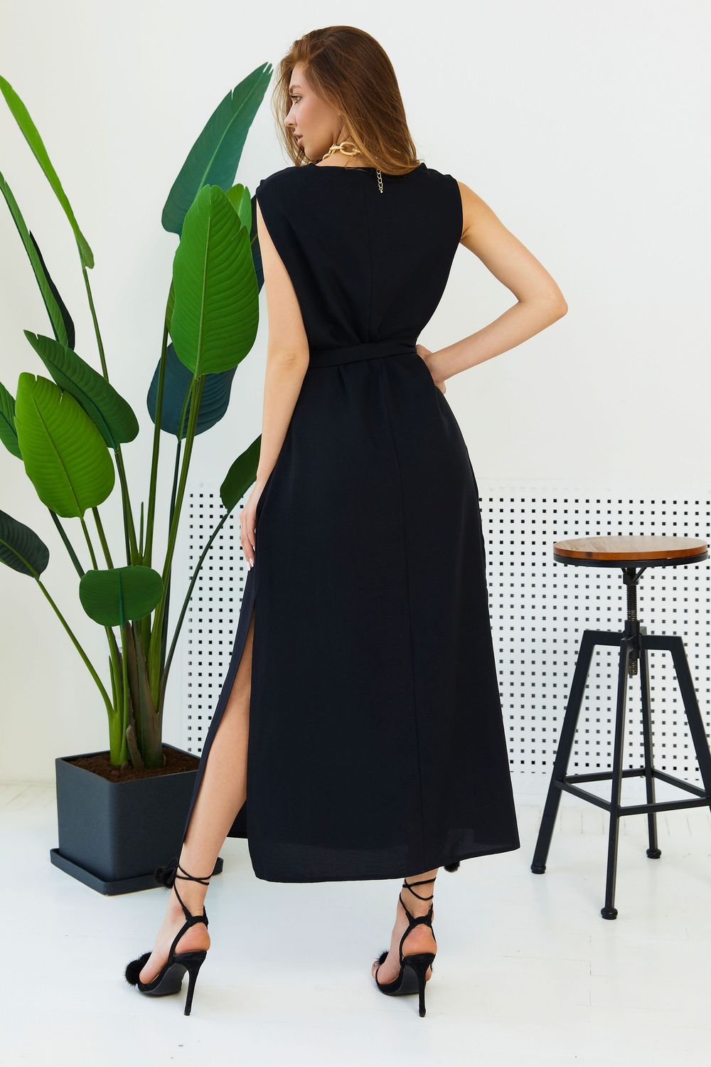 Легкое летнее платье черного цвета с разрезом - фото