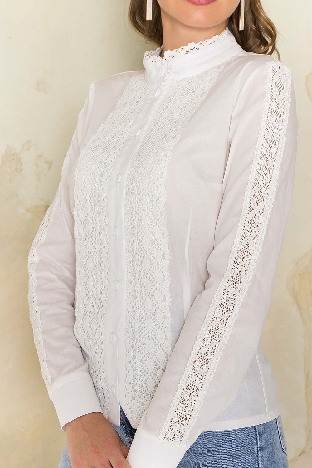 Нарядная белая блузка с кружевом - фото