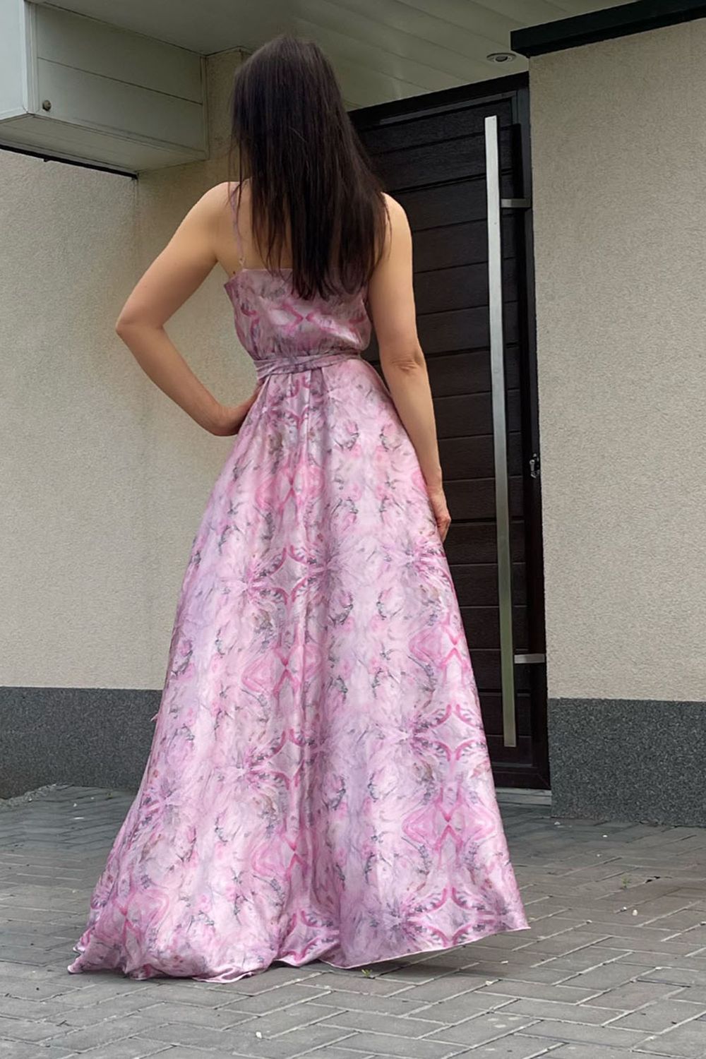 Элегантное длинное платье на запах с принтом розовое - фото