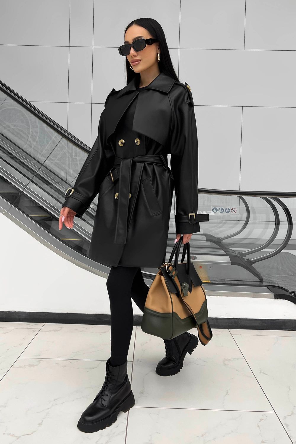 Женский кожаный тренч черного цвета - фото