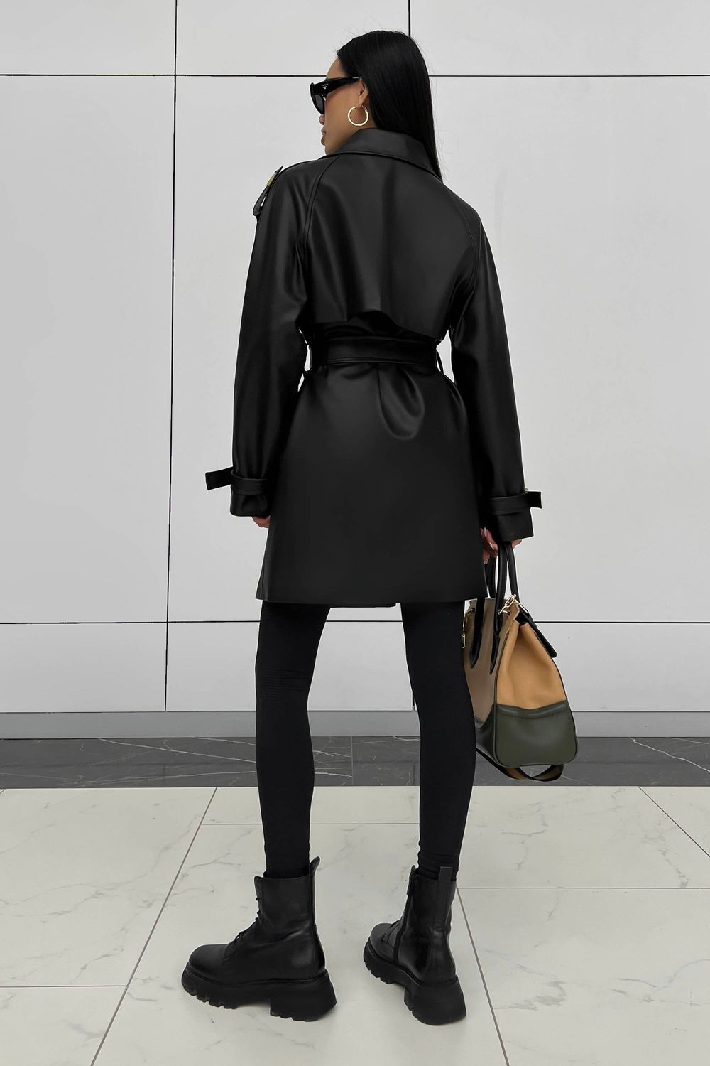 Женский кожаный тренч черного цвета - фото