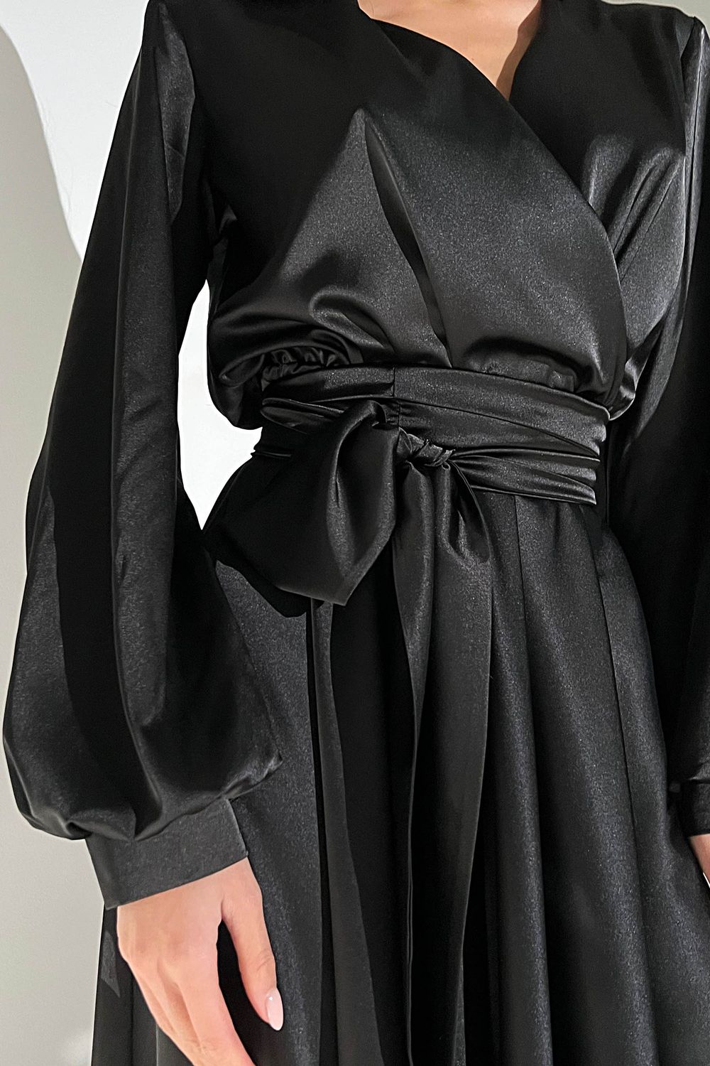 Элегантное вечернее платье из шелка черного цвета - фото