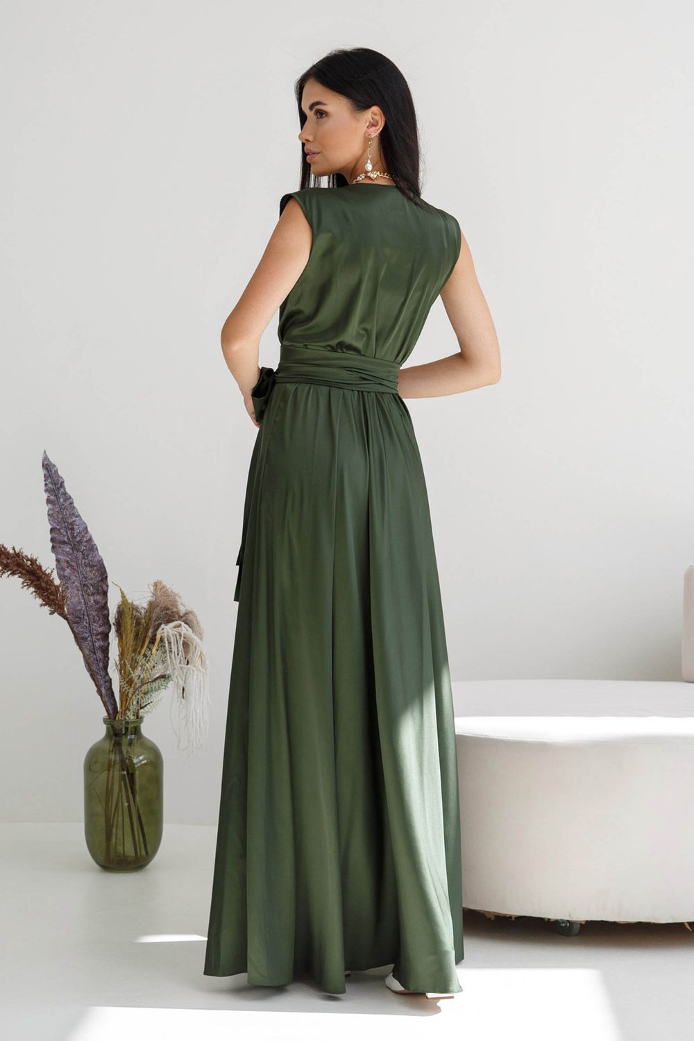 Элегантное вечернее платье из шелка цвета хаки - фото