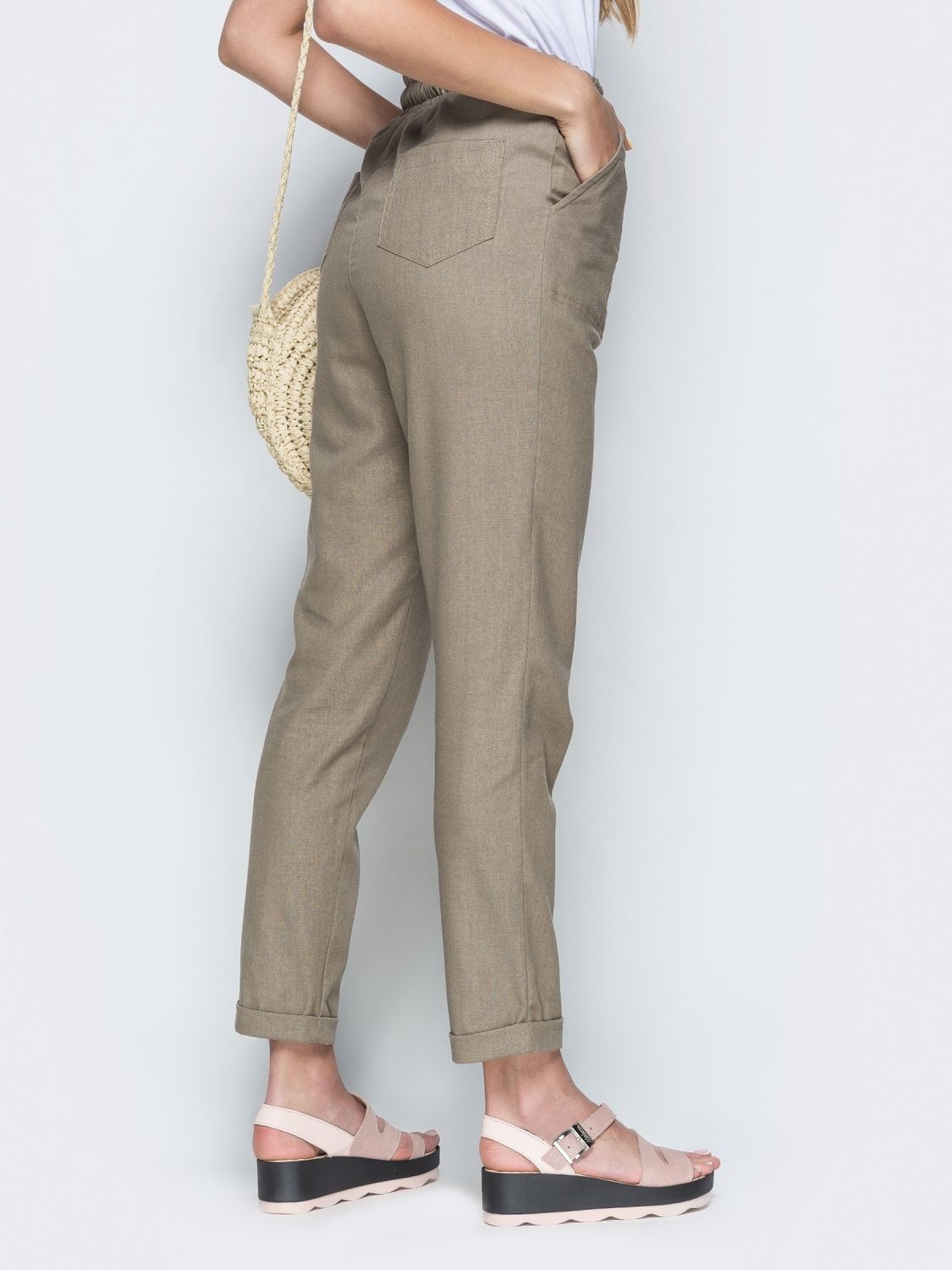 Льняные брюки на лето бежевого цвета - фото