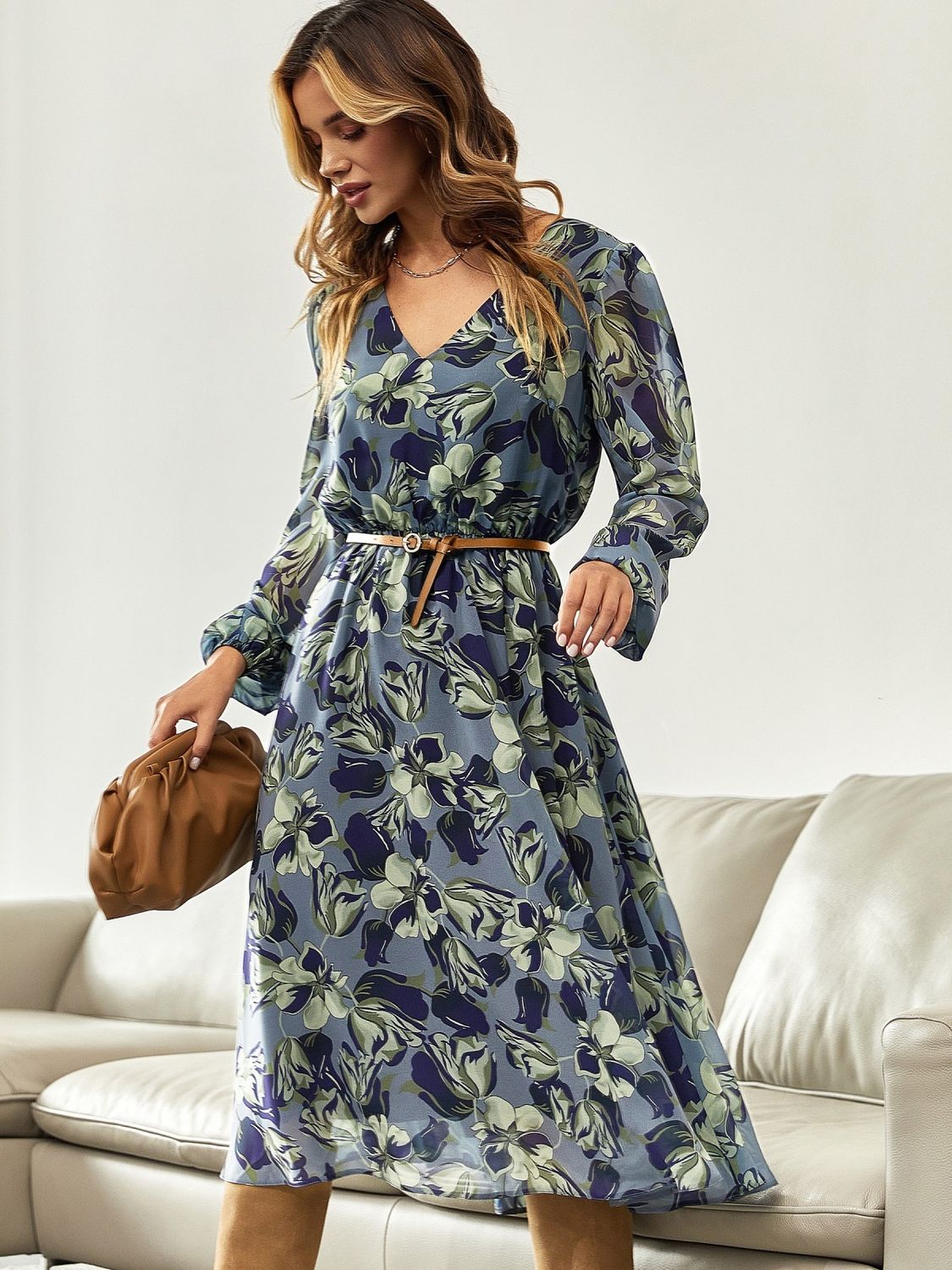 Красивое шифоновое платье с V-образным вырезом синее - фото