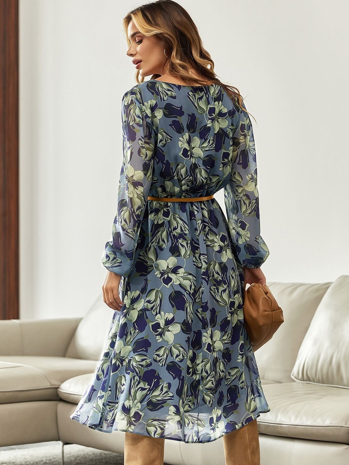 Красива шифонова сукня з V-подібним вирізом синя - фото