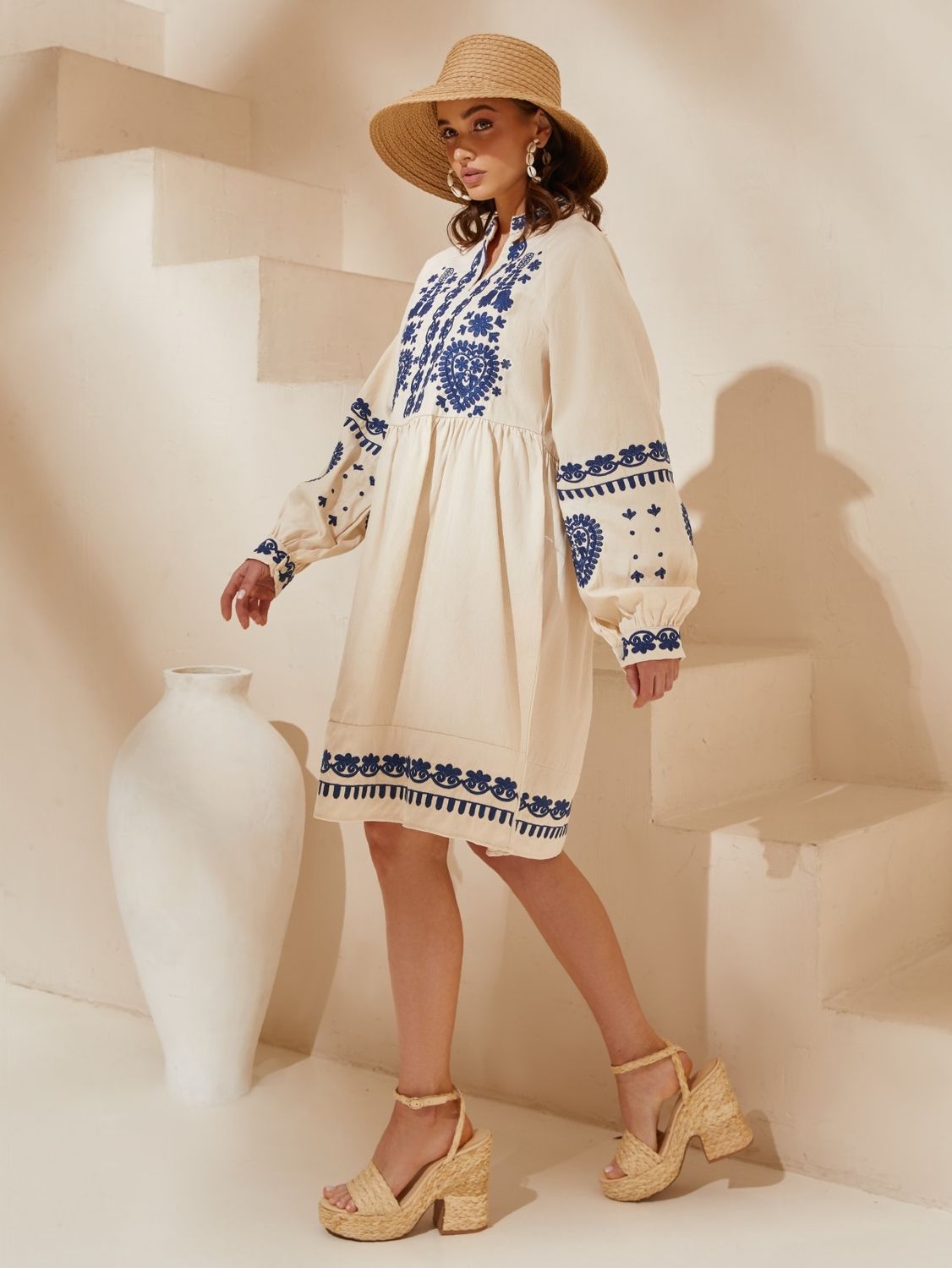 Праздничное платье вышиванка бежевого цвета - фото