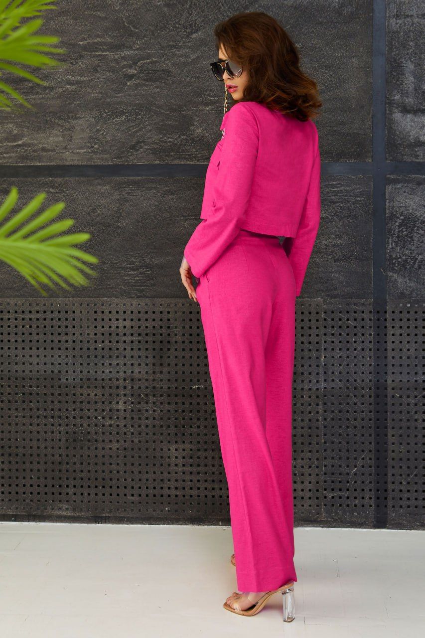 Летний льняной брючный костюм розового цвета - фото