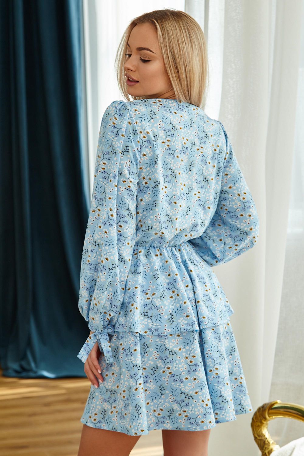 Весеннее платье с цветочным принтом голубое - фото