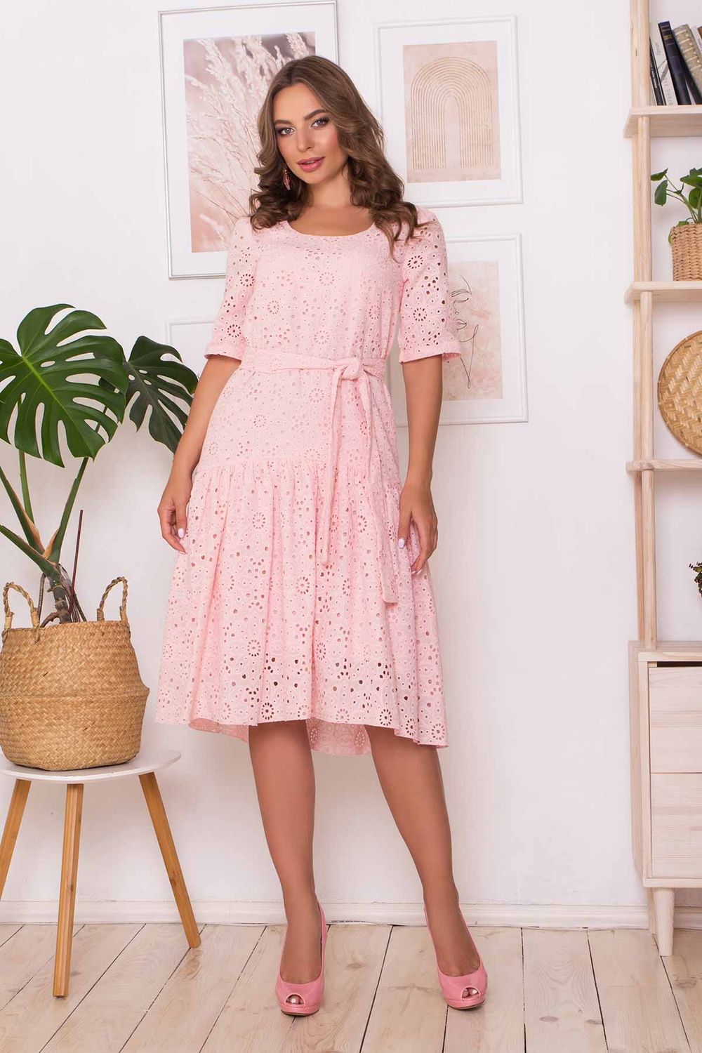 Свободное летнее платье оверсайз хлопковое из прошвы розовое - фото