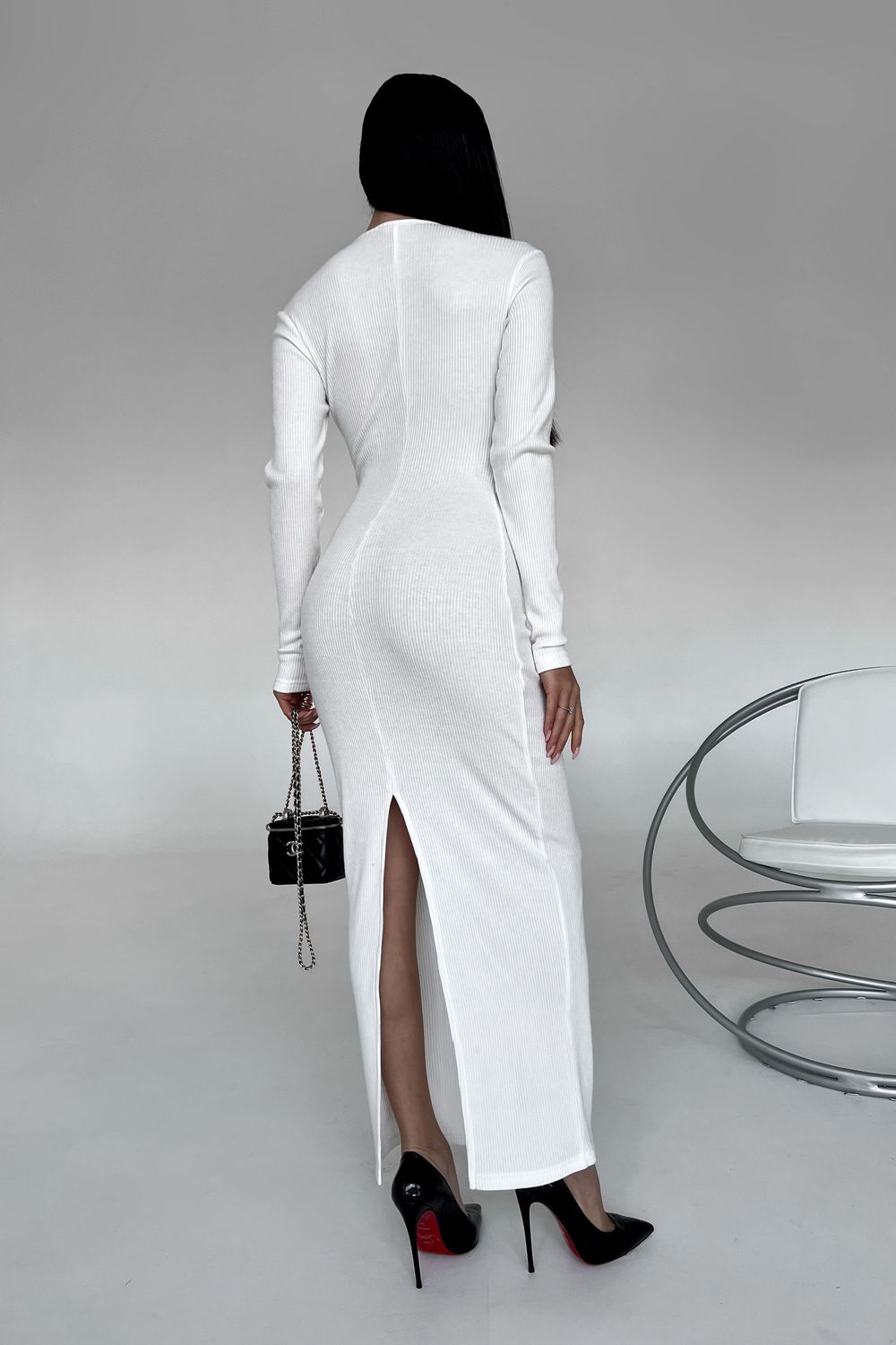 Довга облягаюча сукня з ангори білого кольору - фото