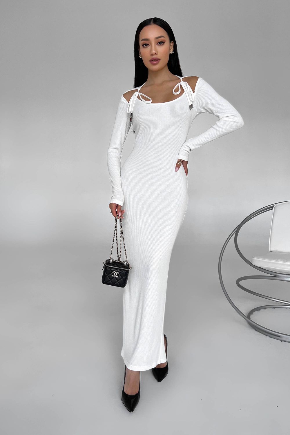 Длинное облегающее платье из ангоры белого цвета - фото