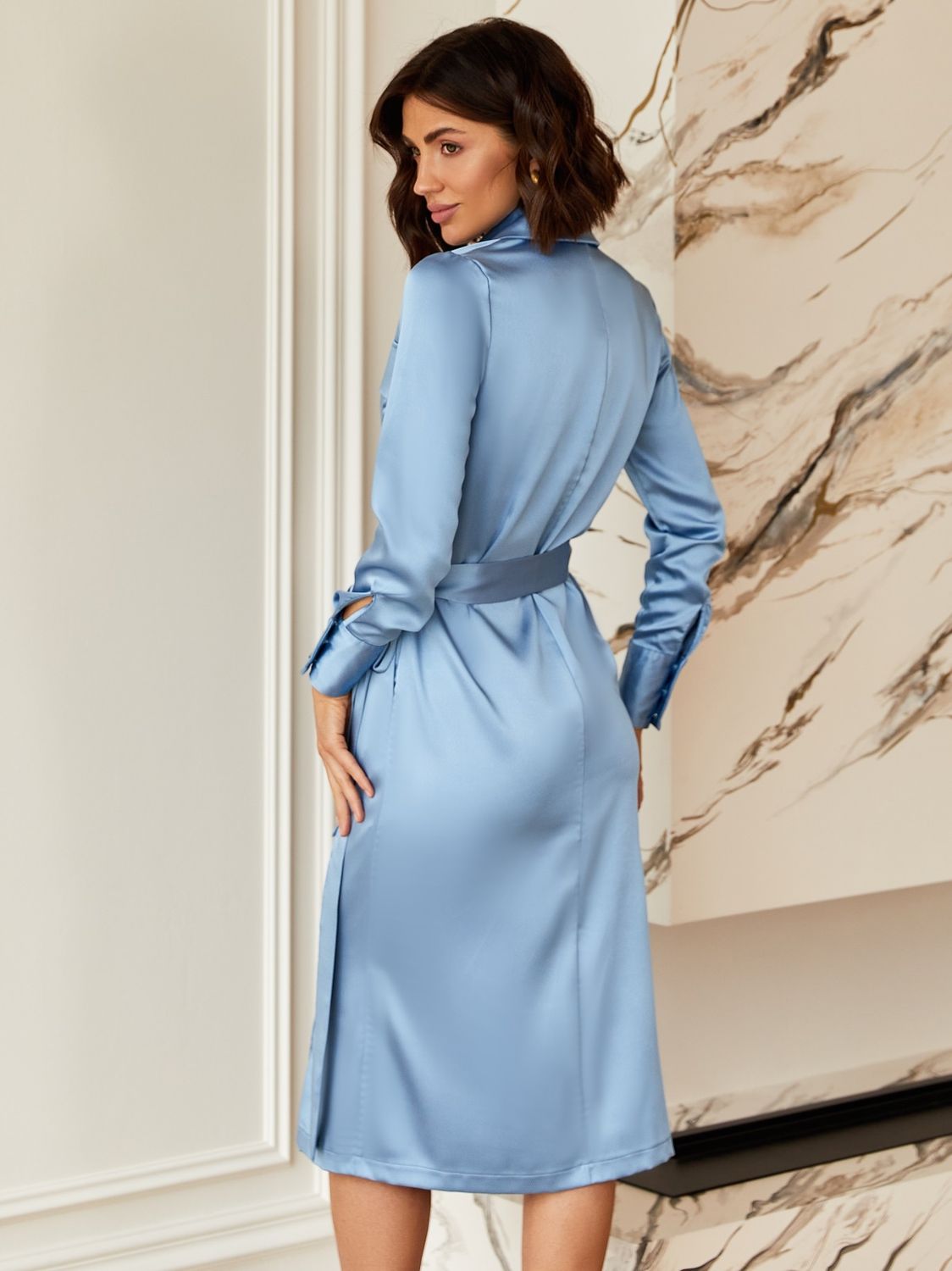 Нарядне атласне плаття блакитного кольору - фото