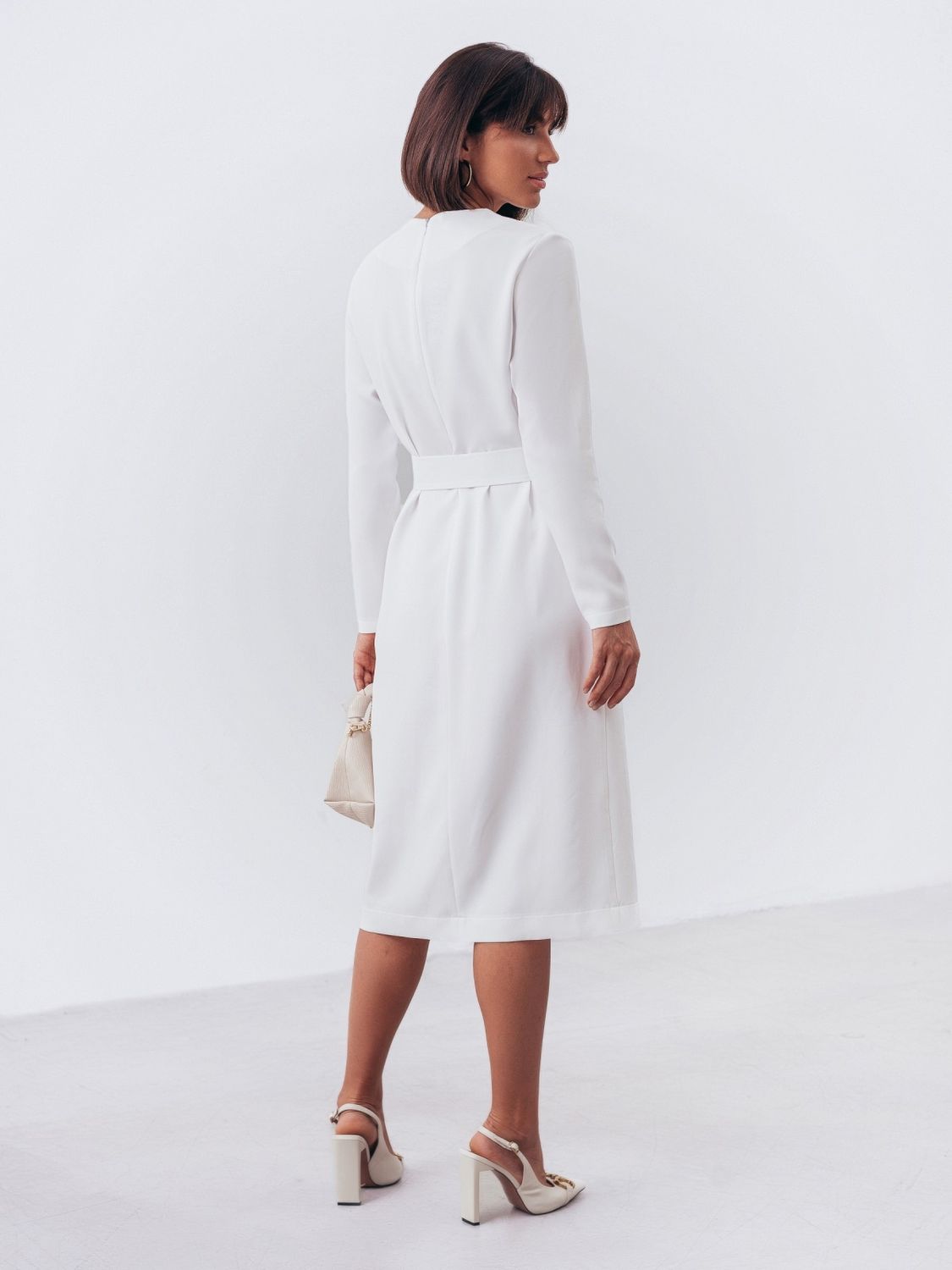 Белое женское платье футляр - фото