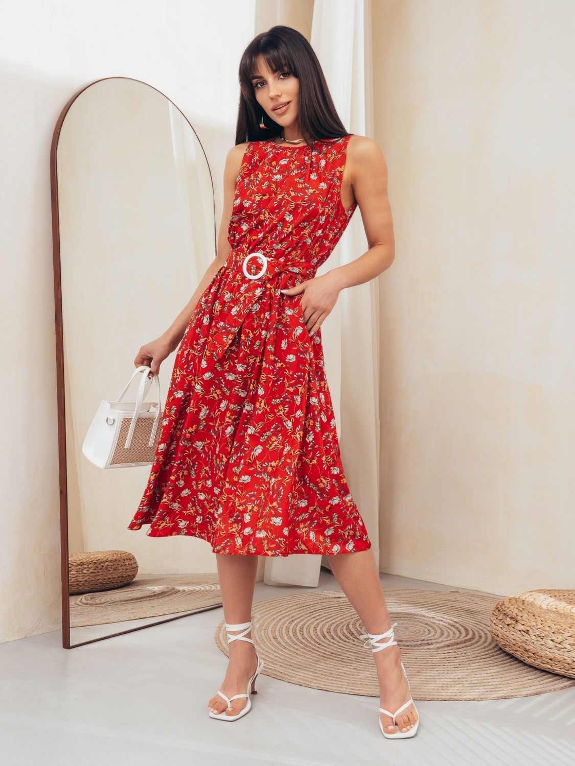 Красное летнее платье миди с цветочным принтом - фото