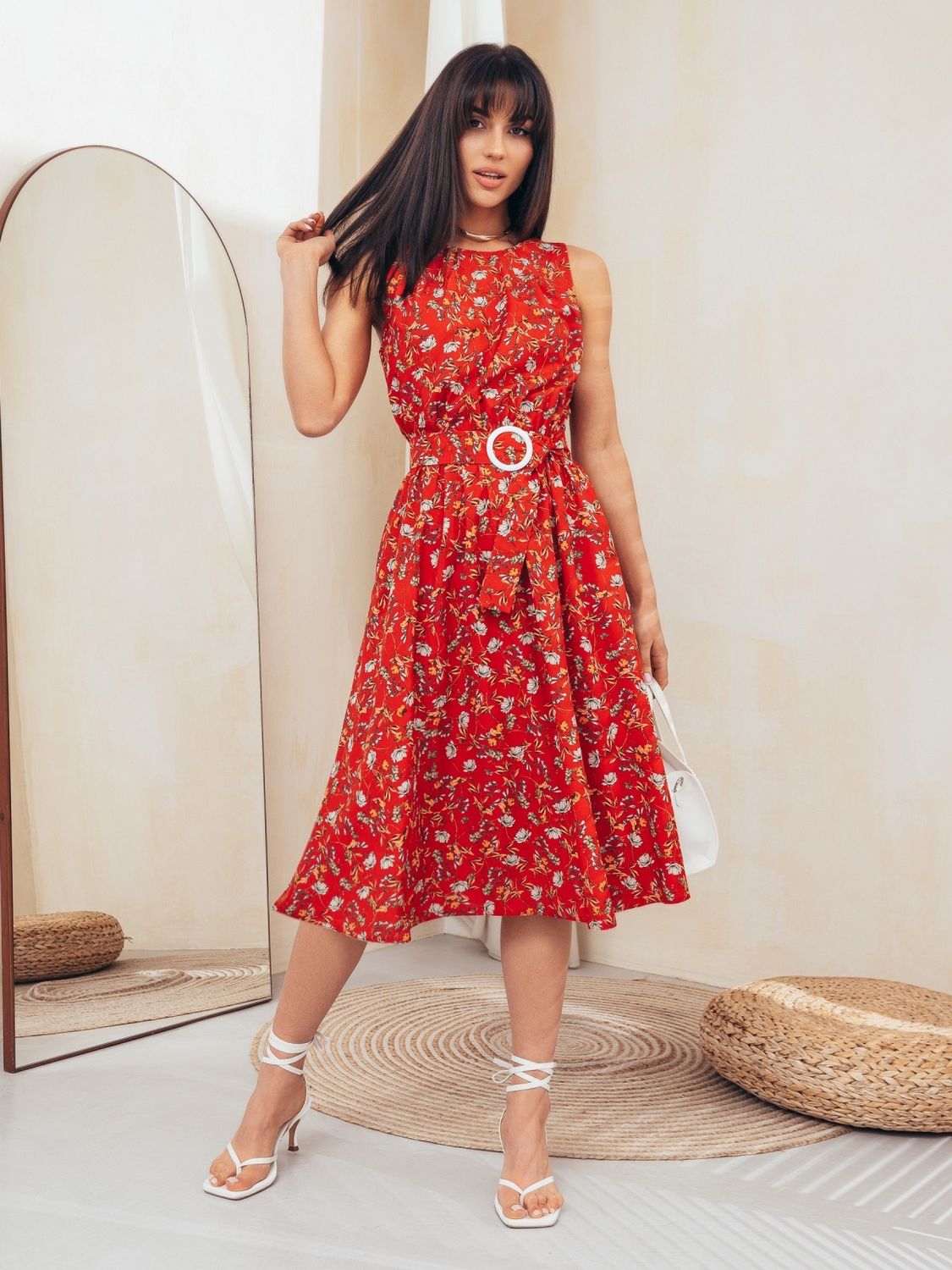 Красное летнее платье миди с цветочным принтом - фото