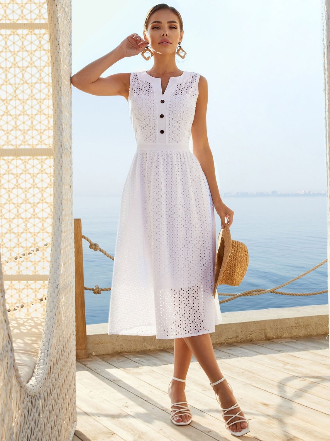 Летнее платье из прошвы с юбкой солнце белого цвета - фото