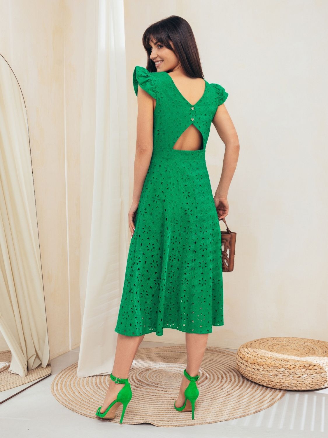 Розкльошене літнє плаття з прошви зеленого кольору - фото