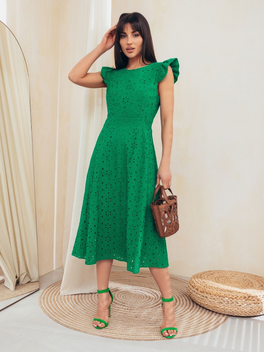 Расклешеное летнее платье из прошвы зеленого цвета - фото
