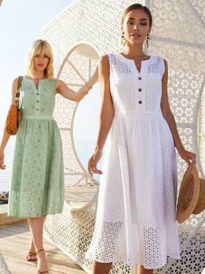 Літнє плаття з прошви зі спідницею-сонце білого кольору - фото