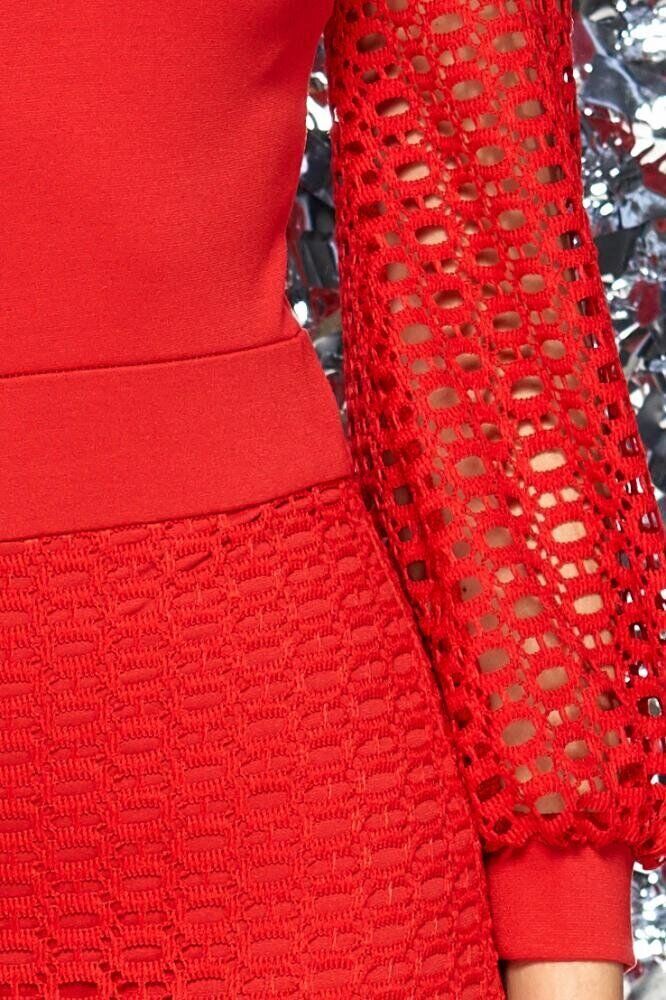 Нарядное облегающее платье с открытыми плечами красное - фото