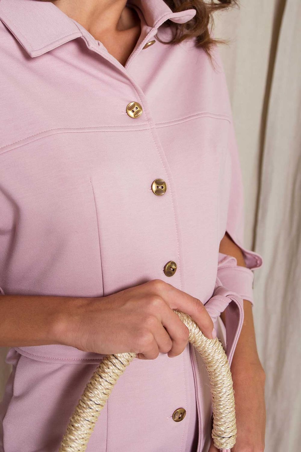 Короткое трикотажное платье рубашка розовое - фото