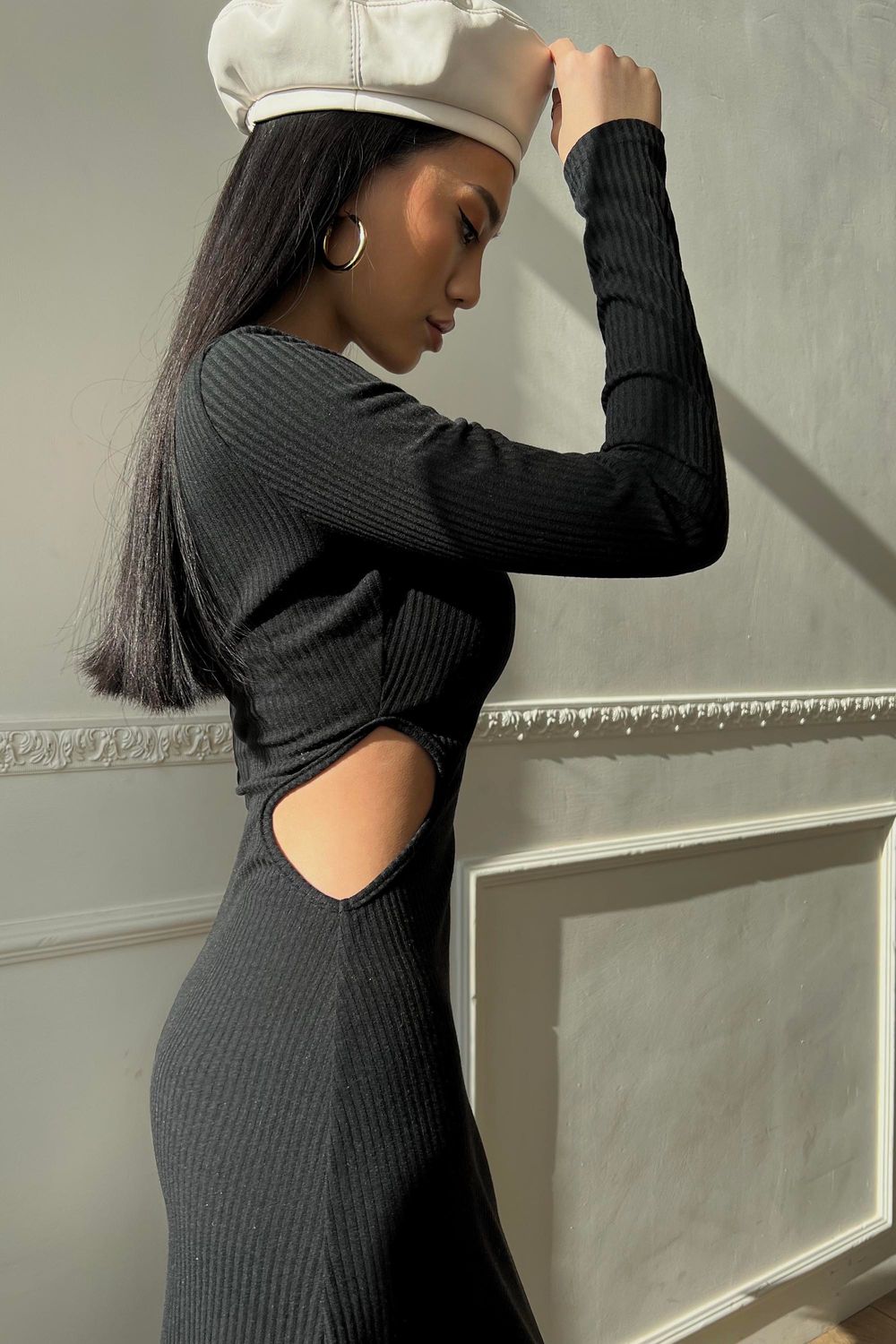 Чорне трикотажне плаття з відкритим плечем - фото