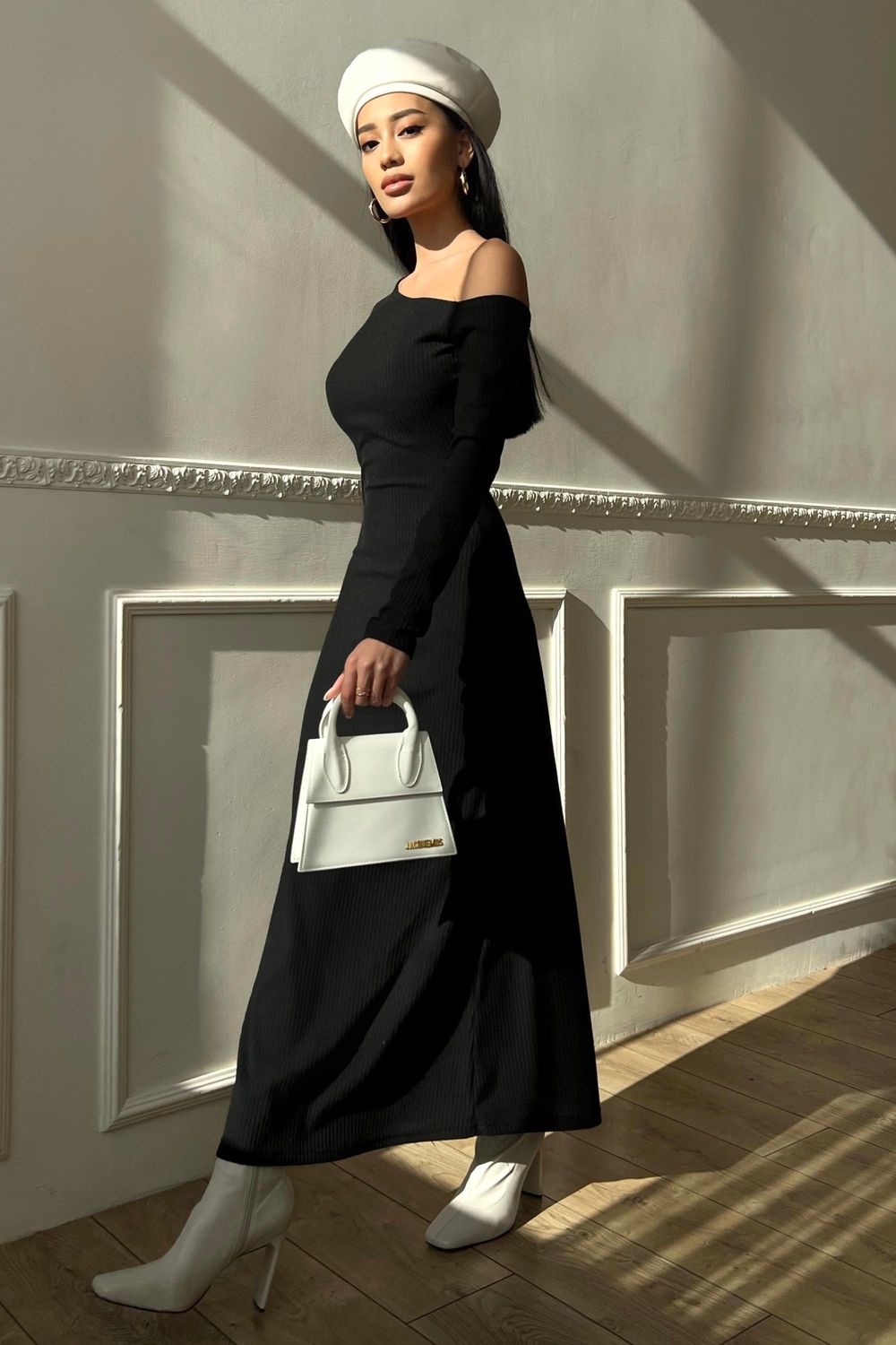 Черное трикотажное платье с открытым плечем - фото